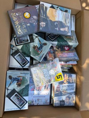 une boîte en carton remplie de DVD et de jeux à vendre