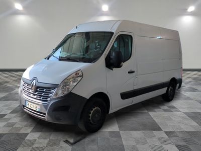 la photo d'une camionnette blanche garée dans une pièce