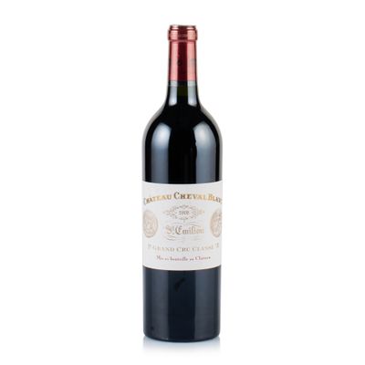 la bouteille de vin rouge est posée sur une surface blanche