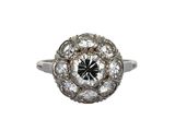 gros plan d'une bague en diamant sur fond blanc