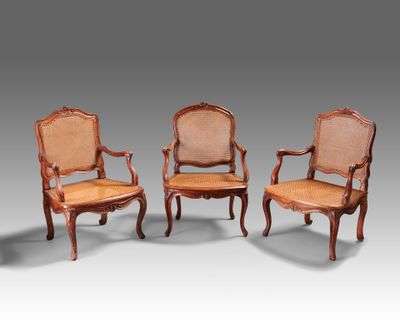 un ensemble de trois fauteuils en bois sculpté de style Louis II