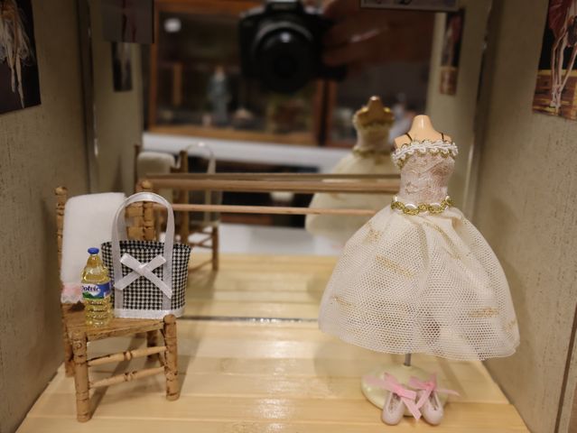 Diorama. Composition miniature, dans une vitrine en bois, vitre e...