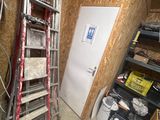 une échelle adossée au mur d'une pièce