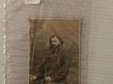 une vieille photo d'un homme assis sur une chaise