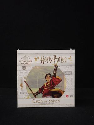 une image représentant une boîte sur laquelle figure Harry Potter tenant une baguette magique