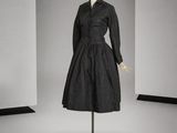 une photo d'une robe noire posée sur un mannequin dans une pièce