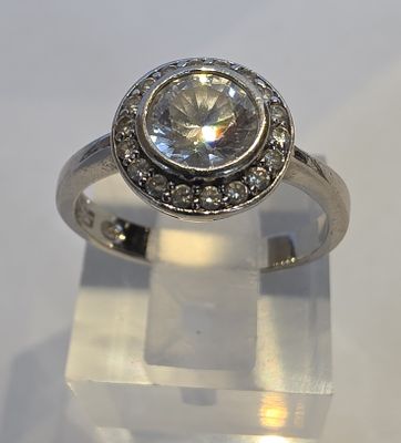 gros plan d'une bague en diamant sur une surface claire