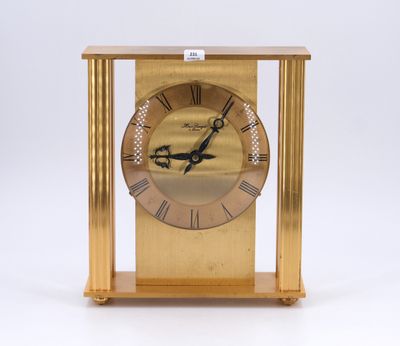 une image représentant une horloge dorée dont le cadran est orné de chiffres romains