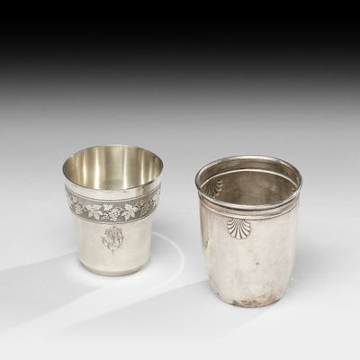 deux coupes en argent ornées de motifs, placées l'une à côté de l'autre