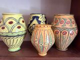 trois vases posés sur une étagère