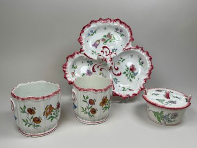 plusieurs types différents d'assiettes et de tasses en porcelaine posées sur un fond blanc