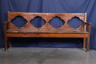 un banc en bois dont le dossier comporte quatre trous ronds