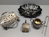 beaucoup d'objets en argent posés sur une table