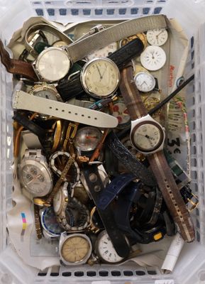 un panier rempli de montres et des montres posées sur une table