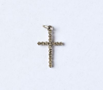 pendentif en forme de croix en diamant sur fond blanc