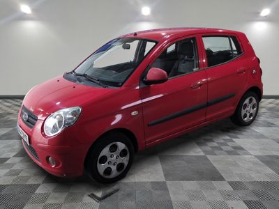 une photo d'une petite voiture rouge garée dans un garage