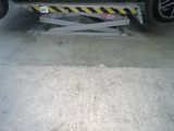 une voiture posée sur un pont élévateur dans un garage
