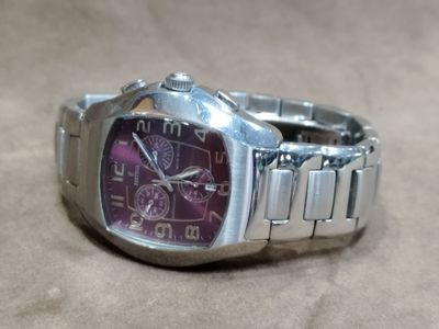 gros plan d'une montre sur une table