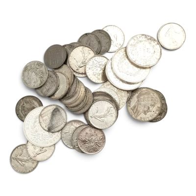 une pile de pièces d'argent sur une surface blanche