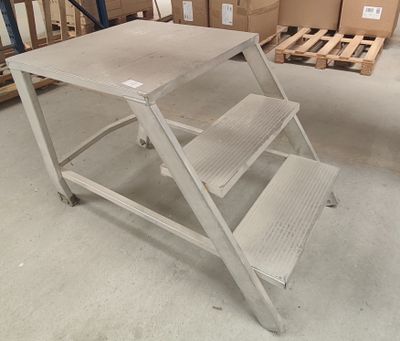 une photo d'un tabouret-marchepied en métal dans un entrepôt