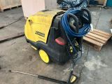 une machine jaune et noire posée par terre