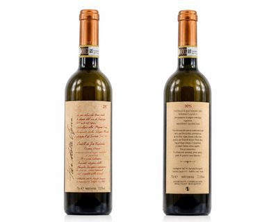 On voit deux bouteilles de vin posées sur une surface blanche
