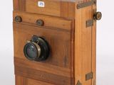 une boîte en bois sur laquelle est posée une caméra