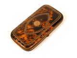 un téléphone portable posé sur une surface blanche