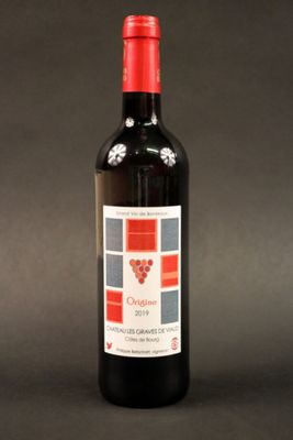une bouteille de vin posée sur une table