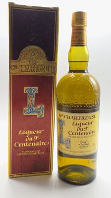 une image d'une bouteille de whisky à côté d'une boîte