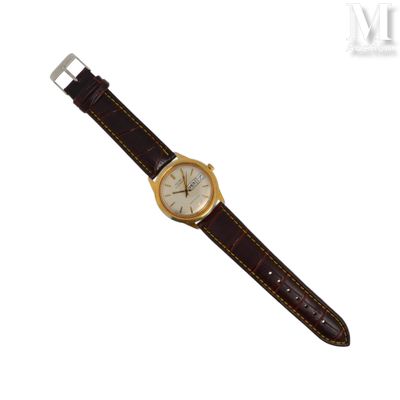 une image représentant une montre avec un bracelet en cuir marron sur fond blanc