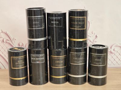 de nombreuses boîtes noires posées sur une table en bois