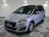 la petite voiture argentée est garée dans une grande pièce