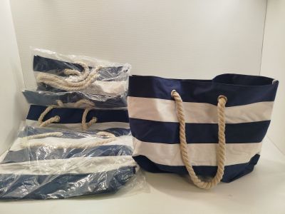 deux sacs posés sur une étagère