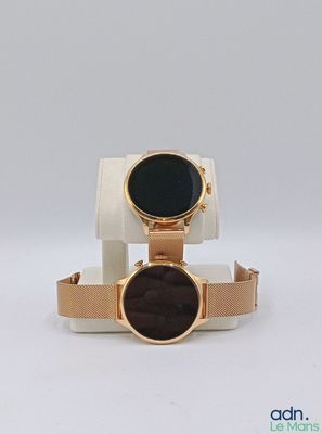 un gros plan de deux montres exposées sur une surface blanche