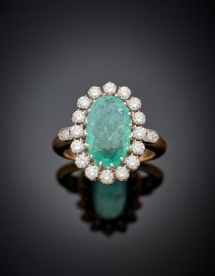 une bague à grappes d'émeraudes et de diamants