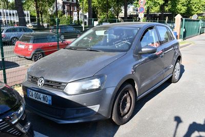 une voiture garée au bord de la rue