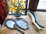 une table sur laquelle se trouvent un miroir, une banane et d'autres objets