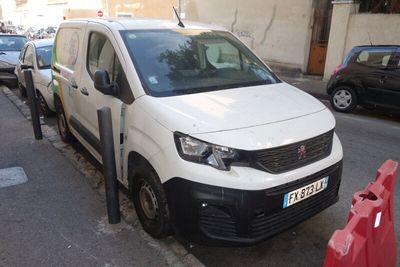 une camionnette blanche garée sur le côté de la rue