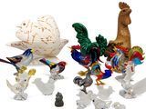 de nombreuses figurines de différentes couleurs et tailles disposées sur une surface blanche