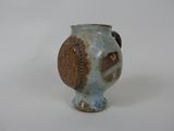 un petit vase orné d'un motif marron et bleu