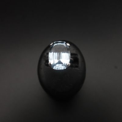 une image représentant une boule de cristal posée sur une surface noire