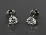 une paire de boucles d'oreilles en diamant sur un fond noir