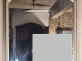 un miroir accroché au mur au-dessus d'un lavabo