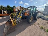 l'arrière d'un tracteur jaune garé sur un parking
