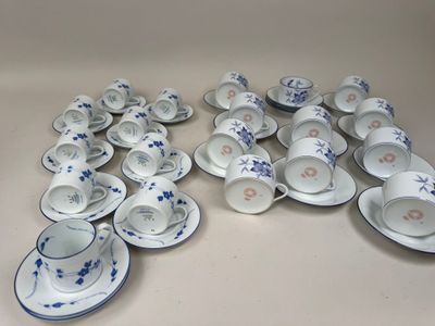 beaucoup de tasses et de soucoupes sur la table