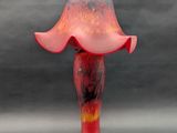 une image représentant une lampe ornée d'une fleur rouge