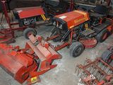 de nombreux types de machines différents qui se trouvent dans ce garage