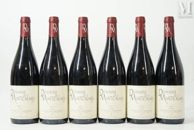 six bouteilles de vin sont alignées sur une table