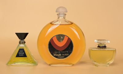 deux flacons de parfum posés l'un à côté de l'autre sur une table